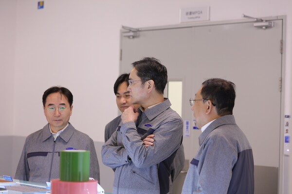 이재용 삼성전자 회장이 24일 중국 텐진에 위치한 삼성전기 사업장을 방문해 MLCC 생산 공장을 점검하는 모습 [삼성전자]
