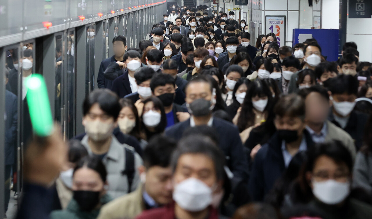 지하철·버스 등 대중교통에 대한 마스크 착용 의무 해제 첫날인 20일 서울 종로구 광화문역에서 대다수의 시민들이 마스크를 착용한 채 지하철을 이용하고 있다. [뉴스1]