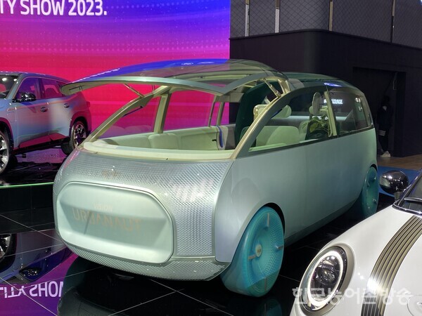 BMW코리아가 30일 킨텍스 제1전시장에서 열린 ‘2023 서울모빌리티쇼’ 프레스데이에서 미니(MINI) ‘비전 어바너트’ 콘셉트를 아시아 최초로 공개했다. [홍채린 기자]