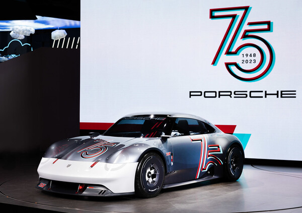 포르쉐코리아가 '2023서울모빌리티쇼'에서 아시아 최초로 '포르쉐 스포츠카 75주년' 기념 디자인 스터디 '비전357'을 포함해 총 15종의 차량을 공개했다. [포르쉐코리아]