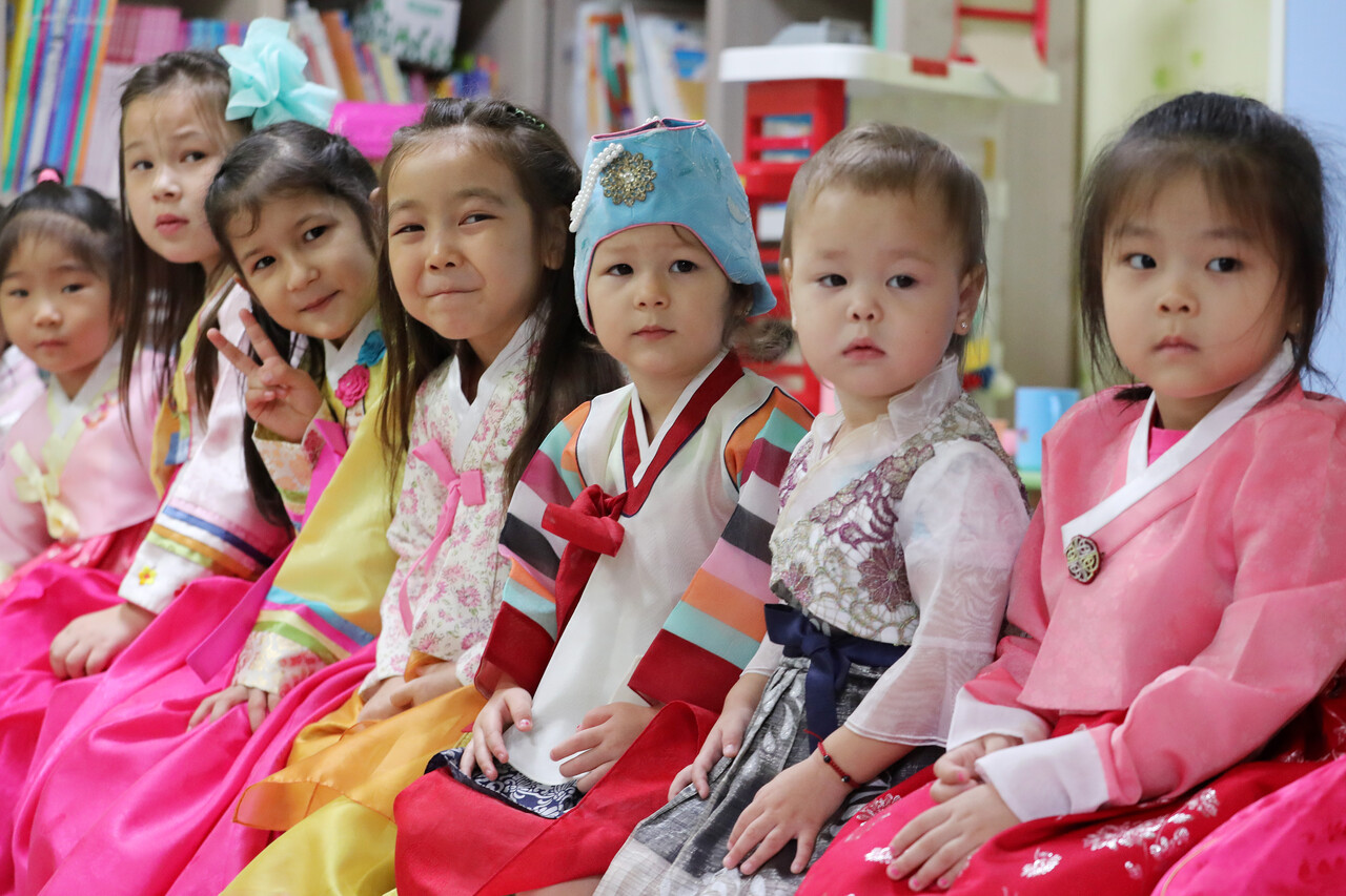 경기도 안산시 단원구 다문화가족 행복나눔센터에서 고려인 어린이들이 한복을 입고 명절에 대해 배우고 있다. [뉴스1]