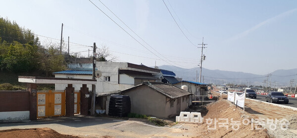 전남 보성군 연산마을 일부 주택이 지방도 공사로 인해 마당보다 2m 이상 높은 도로가 생겼습니다.[권동현 기자]