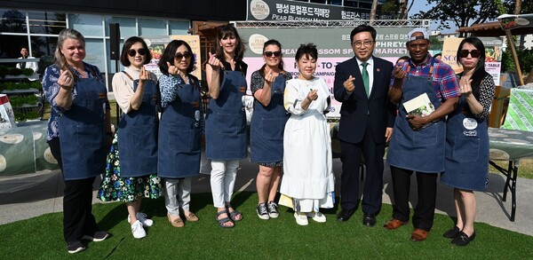 ‘2023 험프리스 페어블로썸 스프링마켓’의 ‘Kimchi Making Contest’ 수상자 기념 단체사진. 한국농수산식품유통공사 김춘진 사장(우측 3번째), 배우 김수미(우측 4번째)