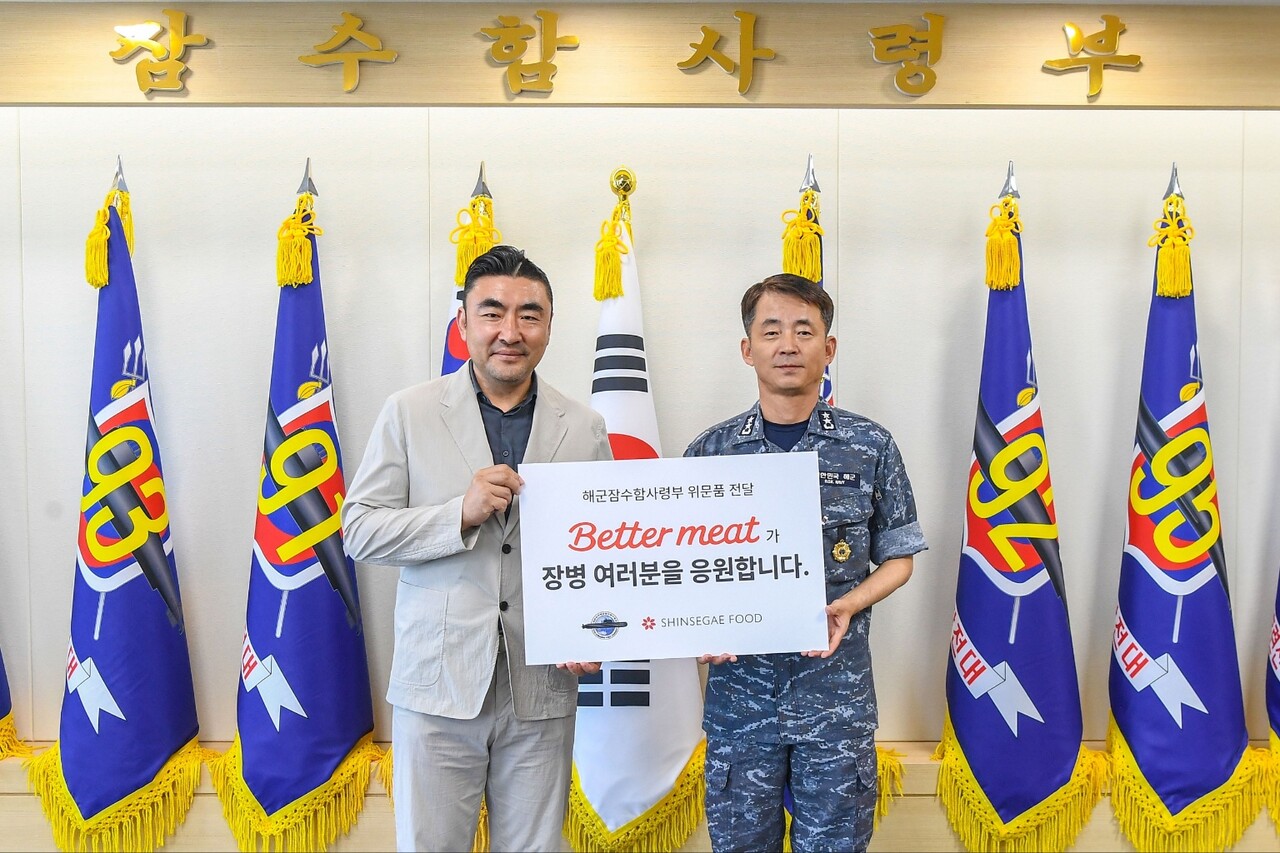 송현석 신세계푸드 대표(왼쪽)와 이수열 해군 잠수함사령부 사령관(오른쪽) [신세계푸드]
