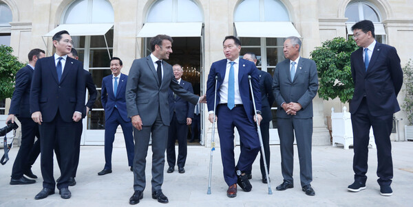 에마뉘엘 마크롱 프랑스 대통령(왼쪽)과 최태원 대한상의 회장이 환담을 하고 있다. [대한상의]