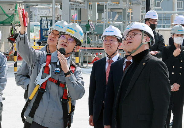 박일준 산업통상자원부 2차관이 지난 3월 9일 오후 경남 창원시 두산에너빌리티 창원공장 액화수소 플랜트 구축현장을 찾아 둘러보고 있다.