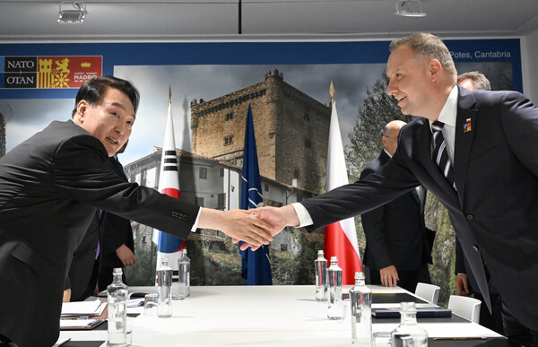 윤석열 대통령과 안제이 두다 폴란드 대통령이 지난 2022년 6월 29일 오후(현지시간) 스페인 마드리드 IFEMA 양자회담장에서 열린 한·폴란드 정상회담에서 악수하고 있다.