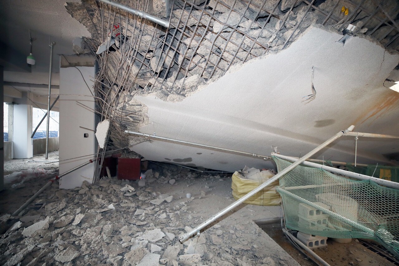 지난달 29일 지붕 구조물이 무너진 인천 검단신도시의 한 아파트 지하주차장 [뉴스1]