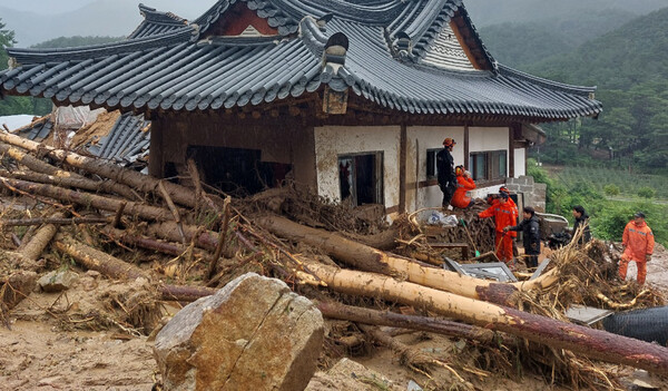 15일 경북 봉화군 춘양면 학산리 주택이 집중호우에 발생한 산사태로 파손돼 있다. [경북도소방본부제공]