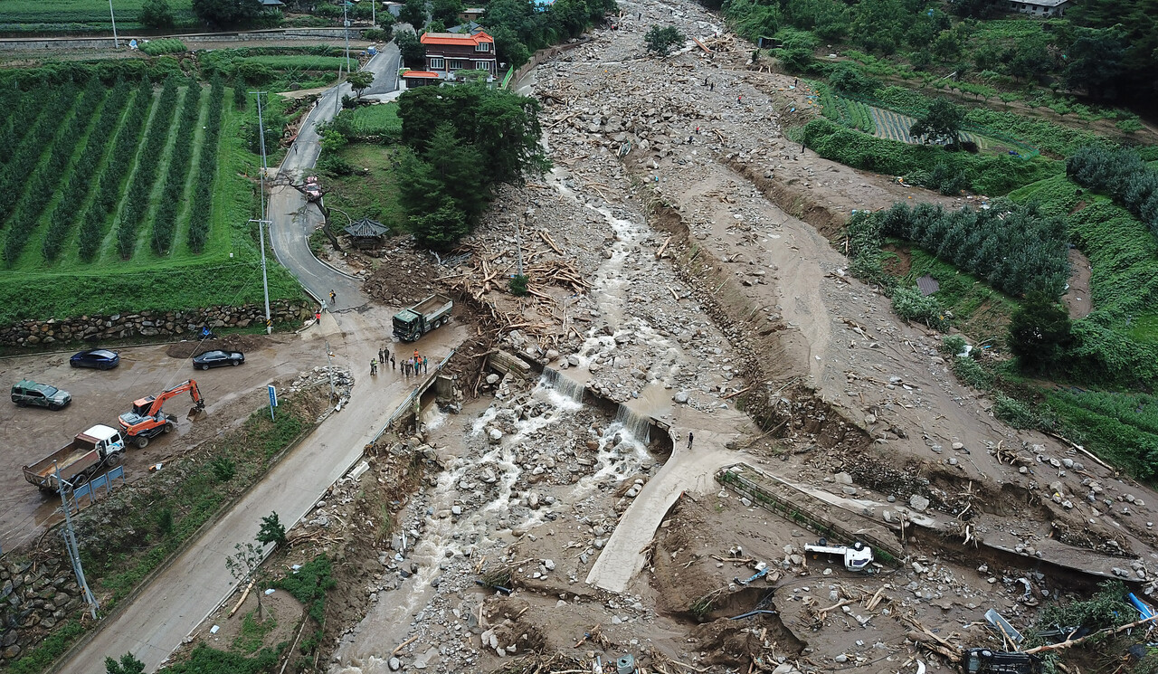 지난 16일 집중호우로 인해 산사태가 발생한 경북 예천군 은풍면 금곡2리 지경터 마을 [뉴스1]