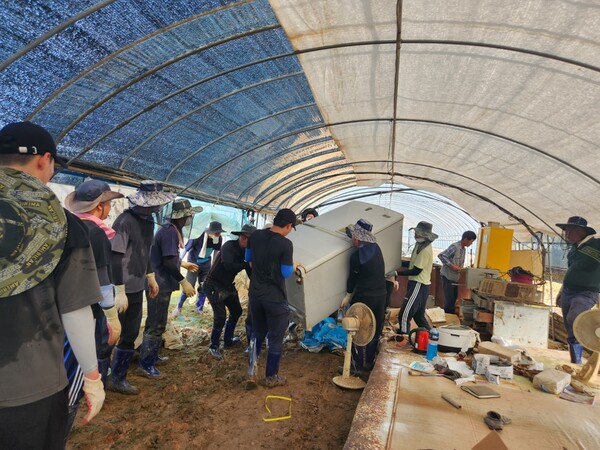 한국농어촌공사가 전북 익산에 있는 수해 피해 농가를 방문해 복구 활동을 돕고 있습니다. [한국농어촌공사]