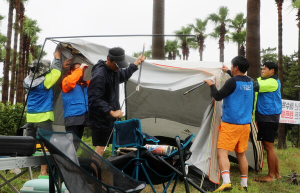 제주 한 해수욕장에 설치된 알박기 텐트를 철거하는 모습 [뉴스1]