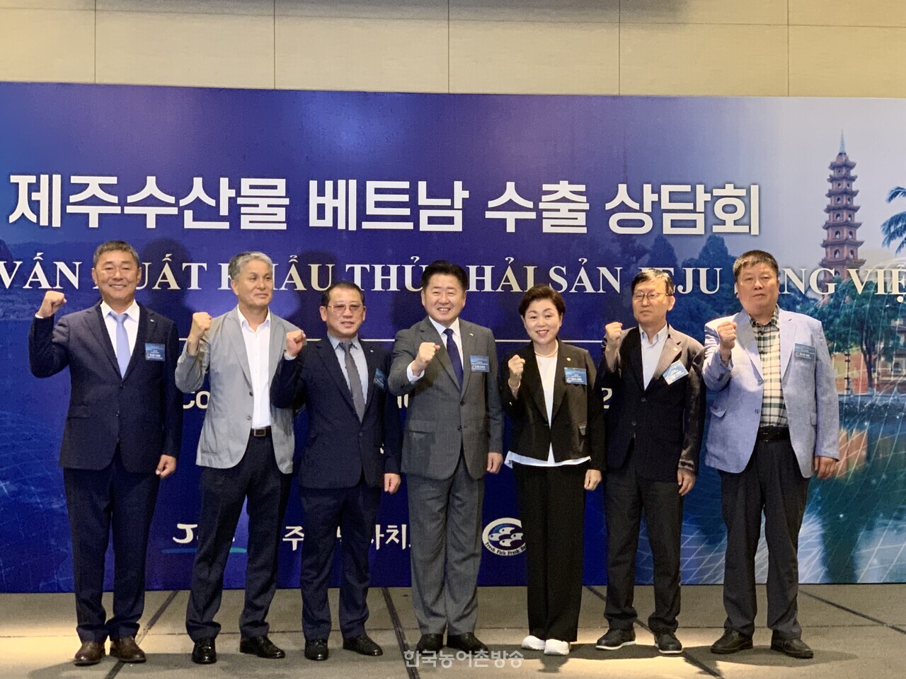 왼쪽부터 문대준 모슬포조합장, 한용선 제주수협조합장협의회장, 양기호 한림조합장, 오영훈 제주지사, 김미자 서귀포조합장, 김춘옥 추자도조합장, 홍석희 제주어선주협회장 [김도하 기자]