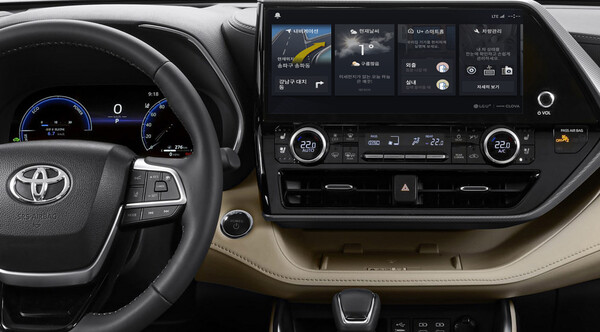 LG유플러스는 토요타의 7인승 SUV '하이랜더(HIGHLANDER)'에 U+Drive 기반의 '토요타 커넥트(Toyota Connect)'를 탑재한다고 4일 밝혔다. 사진은 하이랜더에 탑재된 U+Drive. [LG유플러스]