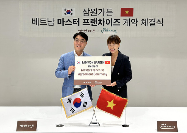 삼원가든 윤인성 부사장(좌)과 메이 에메랄드 김소연 대표가 베트남 마스터 프랜차이즈 계약을 체결했다.