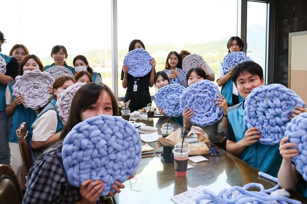 유기동물 놀이매트 제작 나선 한국마사회 직원들