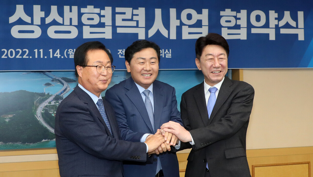 김관영 전북도지사(가운데)와 우범기 전주시장(오른쪽), 유희태 완주군수(왼쪽). 위 사진은 기사 내용과 직접적인 관련이 없습니다. [뉴스1]