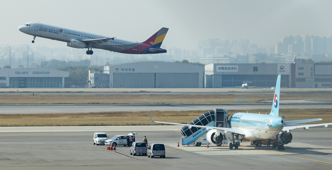 대한항공과 아시아나항공 기업결합의 분수령이 될 아시아나항공 이사회가 열린 30일 서울 강서구 김포공항 활주로에서 아시아나여객기가 이륙하고 있다. [뉴스1]