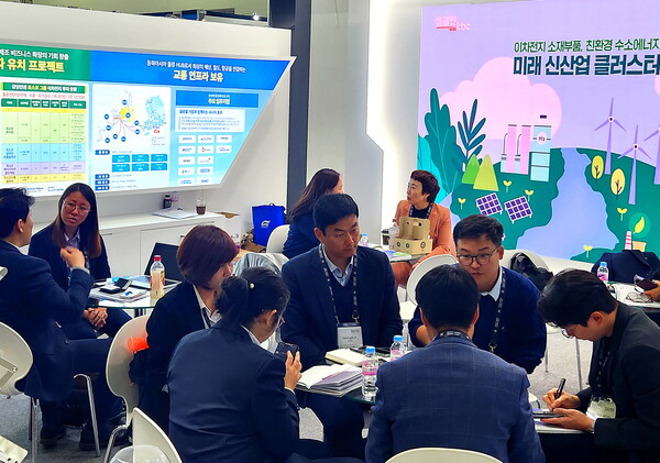 광양만권경제자유구역청이 부산 BEXCO에서 열린 ‘Invest Korea Summit 2023’에 참가해 광양만권경제자유구역 투자 환경 홍보 및 해외 기업 투자유치 활동을 펼치고 있다. [광양경제청]