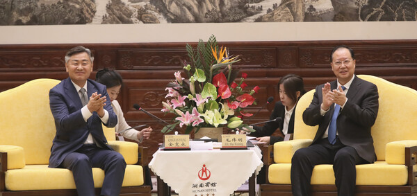지난 11일 중국 창사시 후난호텔에서 마오 웨이밍 후난성장과 경제·문화·인적분야 등 실질적인 교류·협력 강화를 위한 방안을 협의하고 있다. [전북도청]