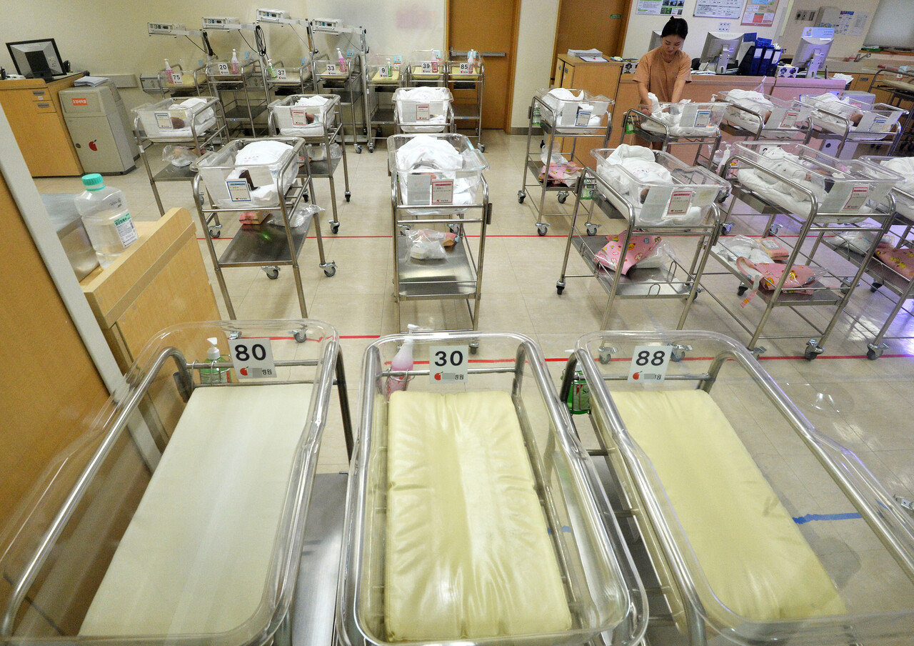 서울 중구의 한 병원 신생아실에 놓인 아기 바구니 곳곳이 비어 있다. [뉴스1]