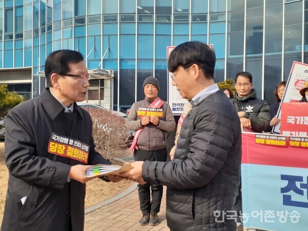​김현덕 상임대표가 영산강유역환경청 담당자에게 의견서를 전달하고 있다.​