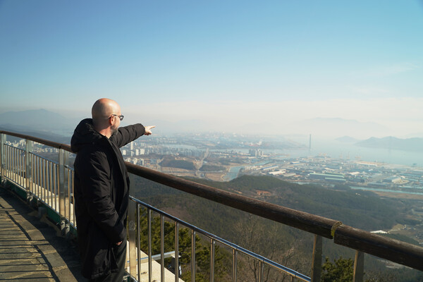 광양 구봉산 정상에서 세계적 작가 마누엘 몬테세린이 광양시 전경을 둘러보고 있다. [광양제철]