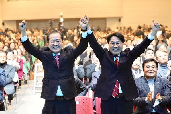 광주시와 대구시가 광주 김대중컨벤션센터에서 ‘달빛철도 특별법 국회통과 축하행사’를 개최했다. [광주시]
