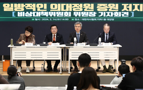 김택우(왼쪽 세 번째) 대한의사협회 비상대책위원장이 14일 오후 서울 용산구 대한의사협회에서 정부의 의대정원 증원 저지를 위한 기자회견을 하고 있다./사진=뉴스1 