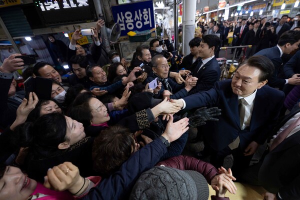 윤석열 대통령이 22일 오후 경남 마산어시장을 찾아 시민들과 악수하고 있다./ 사진=뉴스1