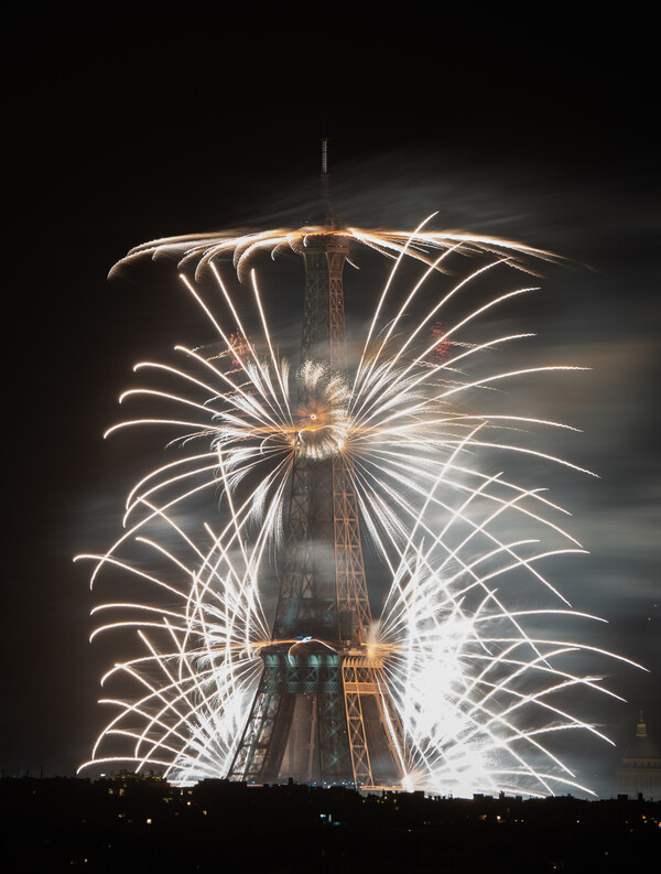 2022년 프랑스 혁명 기념일로도 불리는 ‘바스티유 데이(Bastille day)’에 형형색색의 기념 불꽃이 프랑스 파리 에펠탑 주변 상공을 환하게 밝히고 있다. /사진=뉴스1.