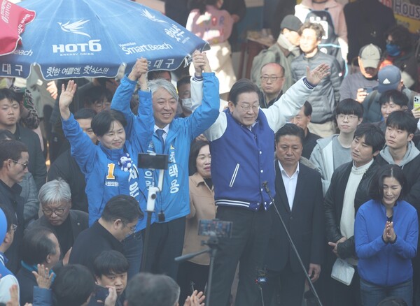 이재명 더불어민주당 대표가 15일 오후 부산 기장군 기장시장에서 부산지역 총선 후보들과 기자회견 후 손을 들고 있다. (공동취재)/사진=뉴스1