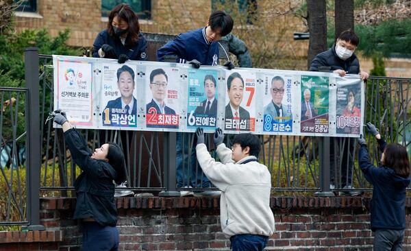제22대 국회의원 선거(4·10 총선) 공식 선거운동이 시작된 28일 서울시선거관리위원회 관계자들이 종로구 동숭길에서 선거벽보를 붙이고 있다. 2024.3.28/사진=뉴스1