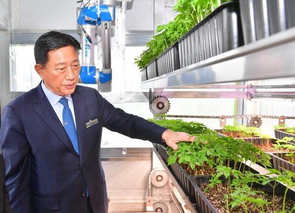 김한종 장성군수가 ‘테라웨이브’가 생산한 ‘챔버형 스마트팜’에 관한 설명을 듣고 있다. [장성군]