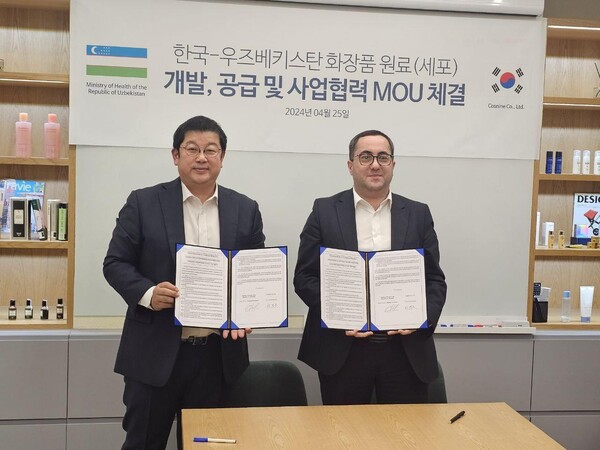 (왼쪽) 코스나인 이병준대표이사와 파르호존 타슈폴라토프 우즈베키스탄 보건부 차관./사진=코스나인 