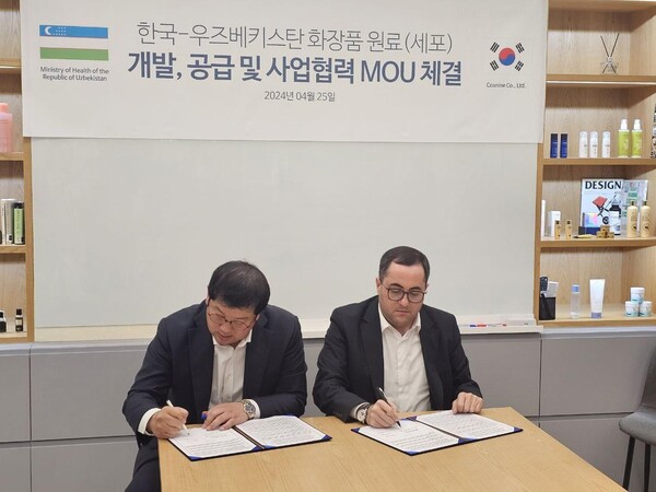 (왼쪽) 코스나인 이병준 대표이사와 파르호존 타슈폴라토프 우즈베키스탄 보건부 차관./사진=코스나인