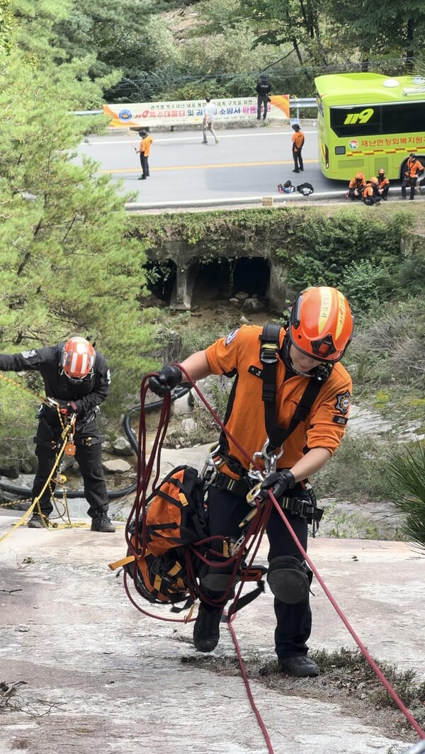 산악구조 모습 현장 사진 (사진제공=경상남도)
