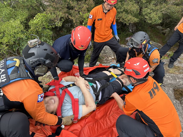 산악구조 모습 현장 사진 2 (사진제공=경상남도)