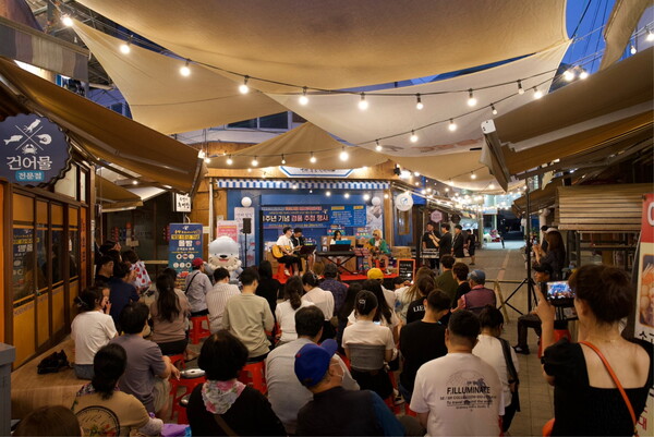 전통시장에서 열린 버스킹 공연 모습 (사진제공=경상남도)