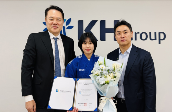 [사진설명= KH그룹 필룩스유도단이 7일 오후 서울 강남구 KH그룹 본사에서  -52kg급 장세윤을 영입하는 계약을 체결하고 입단식을 진행했다. (왼쪽부터) 최원 KH그룹 필룩스유도단 단장, 장세윤 선수, 송대남 KH그룹 필룩스유도단 감독]