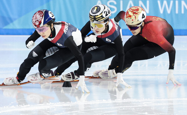 9일(현지시간) 중국 헤이룽장성 하얼빈 빙상훈련센터 다목적홀에서 열린 하얼빈 동계아시안게임 쇼트트랙 여자 1,000m 결승에서 최민정과 김길리가 역주하고 있다. [사진=뉴스1]