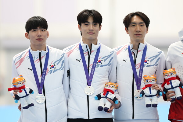  11일(현지시간) 중국 헤이룽장성 하얼빈 스피드 스케이트 오벌에서 열린 하얼빈 동계아시안게임 스피드 스케이팅 남자 팀추월 시상식에서 은메달을 차지한 정재원(왼쪽부터), 박상언, 이승훈이 포즈를 취하고 있다. [사진=뉴스1]