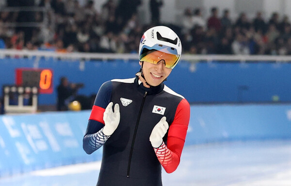 11일(현지시간) 중국 헤이룽장성 하얼빈 스피드 스케이트 오벌에서 열린 하얼빈 동계아시안게임 스피드 스케이팅 남자 팀추월에서 은메달을 확보한 이승훈이 미소 짓고 있다. [사진=뉴스1]