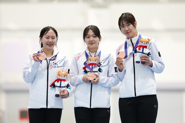 11일(현지 시간) 중국 하얼빈 헤이룽장 스피드스케이팅 오벌에서 열린 2025 하얼빈 동계 아시안게임 스피드스케이팅 여자 팀추월 경기에서 동메달을 획득한 박지우, 정유나, 김윤지가 시상식에서 기념촬영을 하고 있다. [사진=뉴스1]