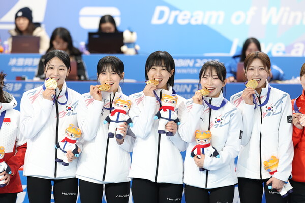 14일 중국 헤이룽장성 하얼빈시 핑팡컬링아레나에서 열린 하얼빈 동계아시안게임 여자 컬링 결승전 한국과 중국의 경기에서 7대2로 승리하며 금메달을 딴 대표팀 선수들이 포디움에 올라 세리머니 하고 있다. [사진=뉴스1]
