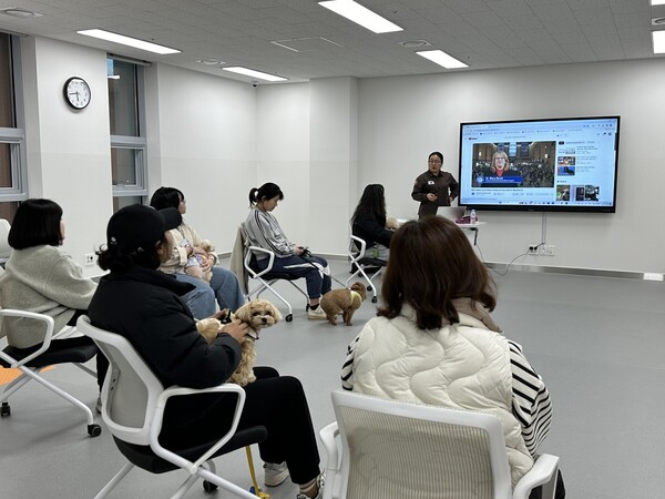 순천시가 개최한 '멍냥시민학교' 수업 장면./ 사진=순천시