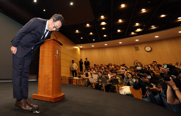 유영상 SK텔레콤 대표이사가 25일 서울 중구 SKT타워에서 고객 정보 보호조치 강화 설명회를 열고 SK텔레콤 이용자 유심(USIM) 정보 해킹에 대해 고개 숙여 사과하고 있다. /사진=뉴스1