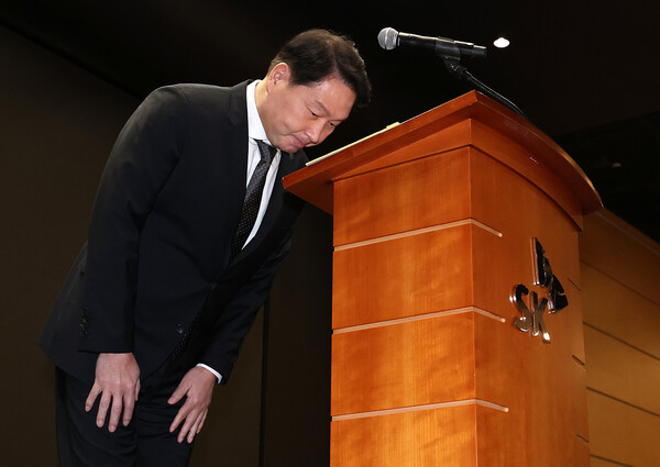 최태원 SK그룹 회장이 7일 오전 서울 중구 SK텔레콤 T타워 SUPEX홀에서 SK텔레콤의 해킹 사고와 관련해 대국민 사과를 하고 있다. [사진=뉴스1]