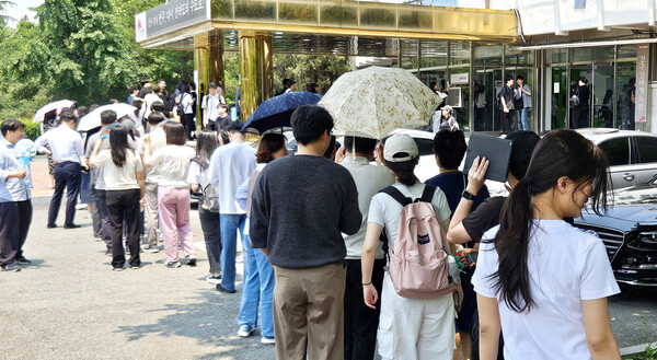 제21대 대통령 선거 사전 투표 첫날인 29일 전북 전주시 전주실내체육관에 마련된 사전투표소 앞에서 유권자들이 투표를 하기 위해 줄지어 서 있다. [사진=뉴스1]