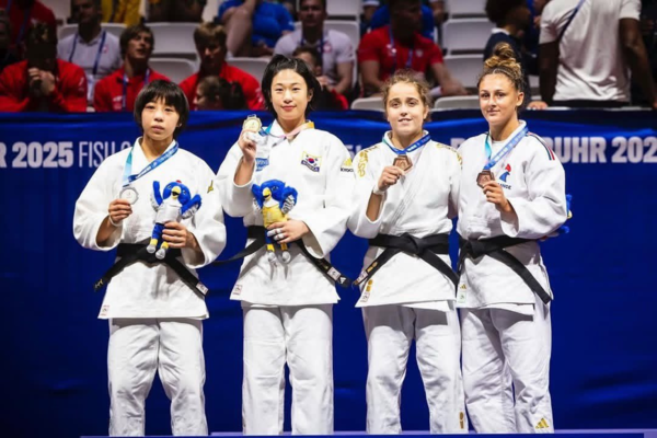 [사진 설명= (왼쪽에서 두 번째) 장세윤(KH그룹 필룩스유도단)선수가 2025 라인-루르 하계 유니버시아드대회 여자 52kg급 경기에서 금메달을 획득했다.]